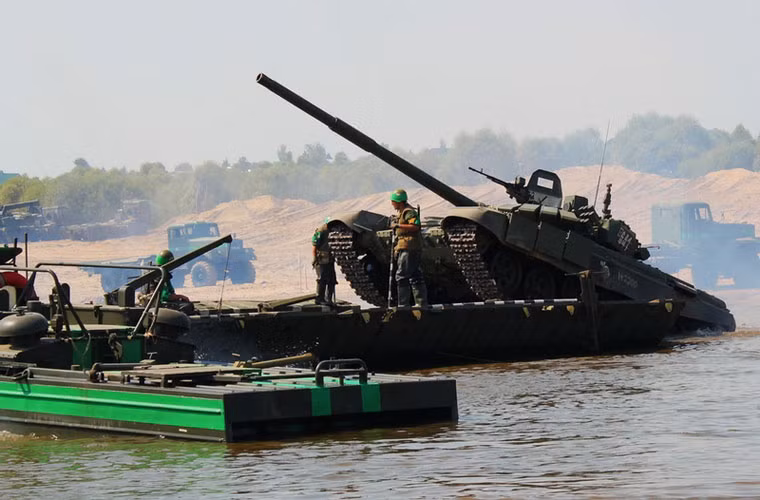 Xe tăng T-72 di chuyển lên phà chuẩn bị vượt sông…