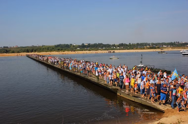Người dân địa phương tham gia diễn tập, số người qua cầu phao cùng một lúc có lẽ lên tới cả ngàn người di chuyển trật tự qua cầu phao.