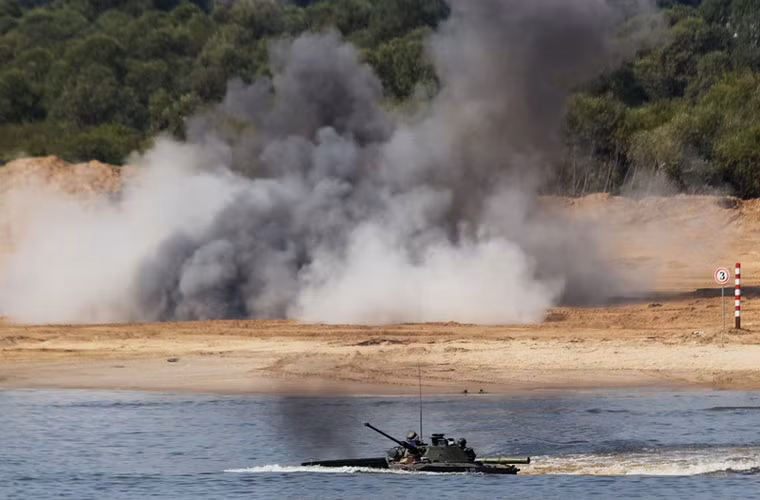 Một số phương tiện cơ giới hạng nặng với khả năng riêng của mình có thể tự vượt sông. Trong ảnh là xe thiết giáp chiến đấu BMP-2 phi như bay qua sông.