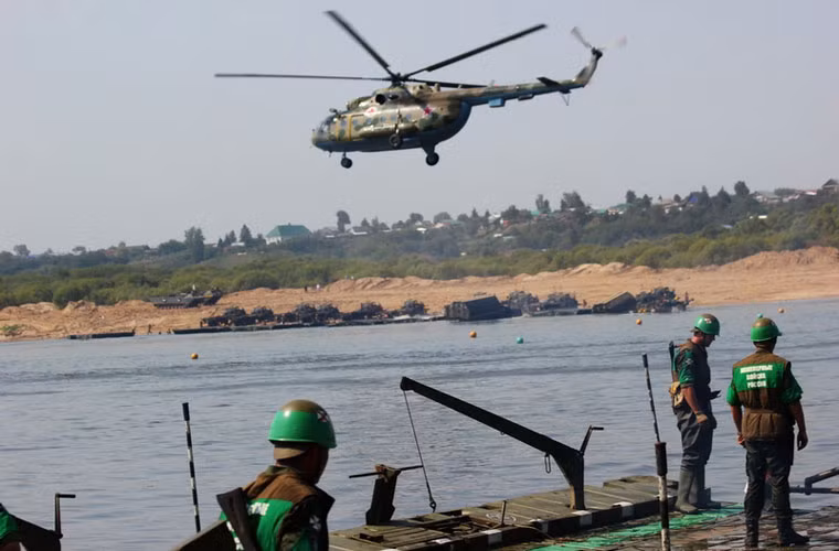 Trong ảnh là các chiến sĩ công binh Nga đang thực hiện việc lập cầu phao với sự yểm trợ từ trên không của lực lượng trực thăng.