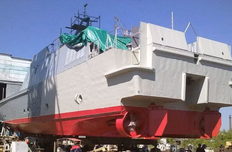 Tàu được trang bị 2 máy diesel M502A-2D công suất 9.000 mã lực với 2 chân vịt cho tốc độ 35 hải lý/h (tương đương 65km/h).