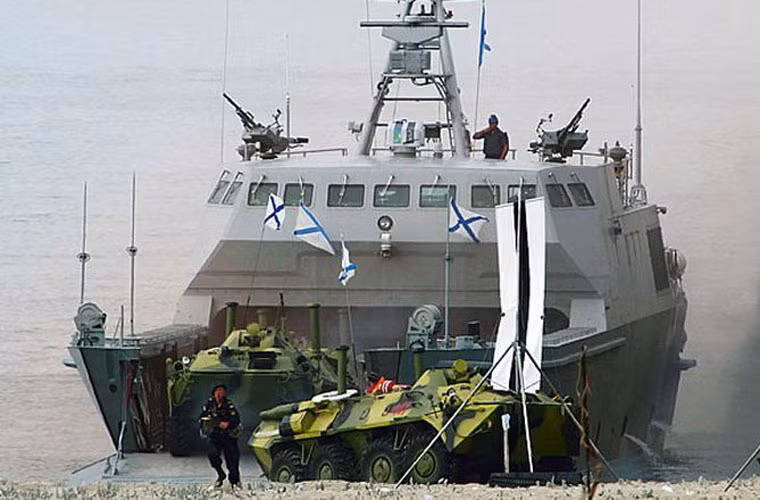 Khi đổ bộ, hệ thống hạ cửa tàu ở mũi sẽ mở ra để các phương tiện cùng binh lính đi ra. Trên nóc thượng tầng được lắp 2 súng máy hạng nặng KPV 14,5mm.