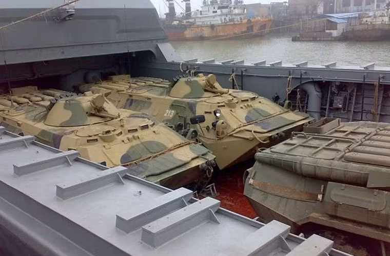 Về khả năng vận chuyển, Dyugon có thể chở 140 tấn hàng hóa hoặc 3 xe tăng chiến đấu chủ lực hoặc 5 xe bọc thép chở quân. Trong ảnh là các xe bọc thép BTR-80 trên khoang hàng tàu.