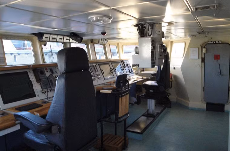 Con tàu có thể vận hành chỉ với thủy thủ đoàn 6 người. Trong ảnh là khoang lái hiện đại của tàu đổ bộ nhỏ Dyugon.