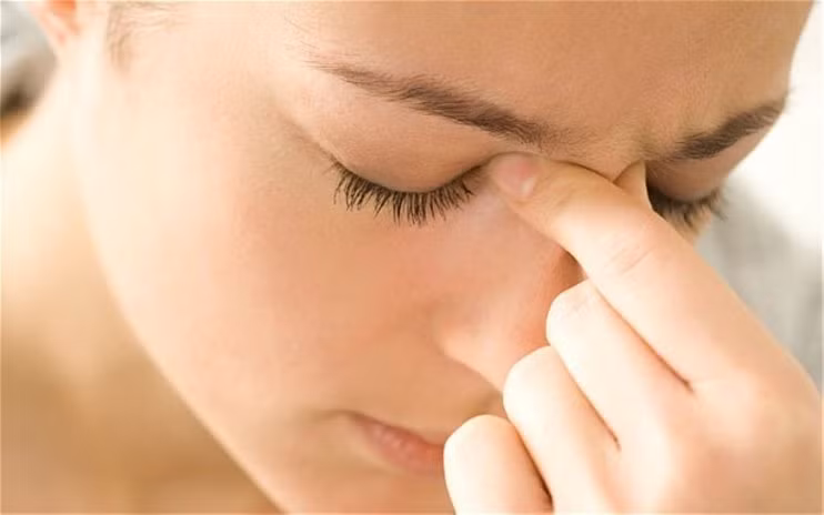  Sống mũi lệch, lộ xương: Trong nhân tướng học một người đàn bà có tướng mũi mà bị ghồ vẹo hoặc tướng mũi lộ xương thường là người có đường công danh gặp nhiều sóng gió. 