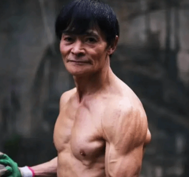 Zou luôn mang theo bình nước gần 20 lít khi chạy bộ. Ngoài ra, ông đang tập luyện kéo tạ, leo dây hoặc leo cột, trồng cây chuối. Ông nội 70 tuổi cũng tiết lộ thêm một bí quyết trẻ lâu và có vóc dáng săn chắc, đó là đi ngủ sớm và tránh xa rượu, thuốc lá trong bốn thập kỷ qua.