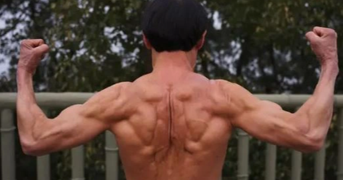 Do sống gần núi Gele nên ông coi đó là phòng tập thể dục ngoài trời của mình. Hàng ngày, ông bắt đầu tập luyện bằng cách leo hơn 2.500 bậc thang từ chân núi lên đến đỉnh núi. Ông dành 1 tiếng để leo lên và 50 phút để đi xuống.