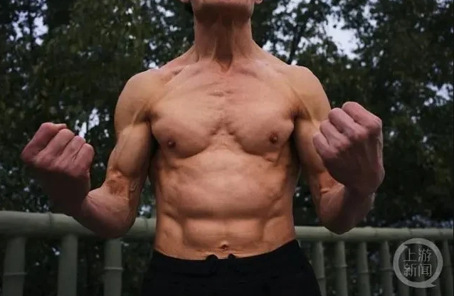 Ông còn nghĩ ra các kỹ thuật leo núi độc đáo như nhảy cóc khi lên và bò kiểu cá sấu khi xuống. “ Bò không làm tổn thương đầu gối, nó rèn luyện khả năng phối hợp của các chi ”, ông giải thích.