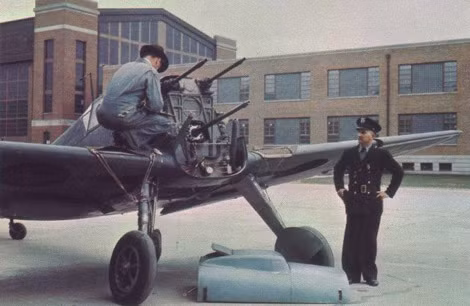 Những khẩu súng máy và pháo đặt ở ngay phía sau động cơ cánh quạt chiếc tiêm kích Bf 109 nổi tiếng của phát xít Đức trong Thế chiến thứ 2.