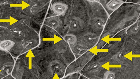 Ảnh vệ tinh cho thấy điểm bị phá hủy (mũi tên vàng chỉ) sau vụ tấn công ngày 5/7.