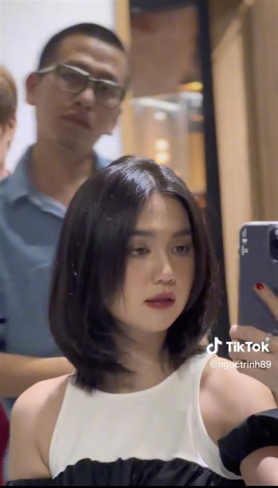 rên trang Tiktok cá nhân, Ngọc Trinh gây bất ngờ khi chia sẻ khoảnh khắc đi cắt tóc. Cô thông báo sẽ để kiểu đầu này trong vòng 1 năm tới.