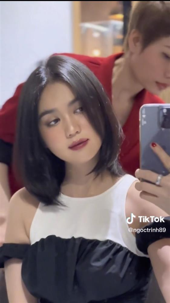 iểu tóc mới khiến Ngọc Trinh bỗng lạ hơn nhiều, chưa kể màu tóc đen khá sành điệu và khiến diện mạo của cô tươi mới hơn hẳn.