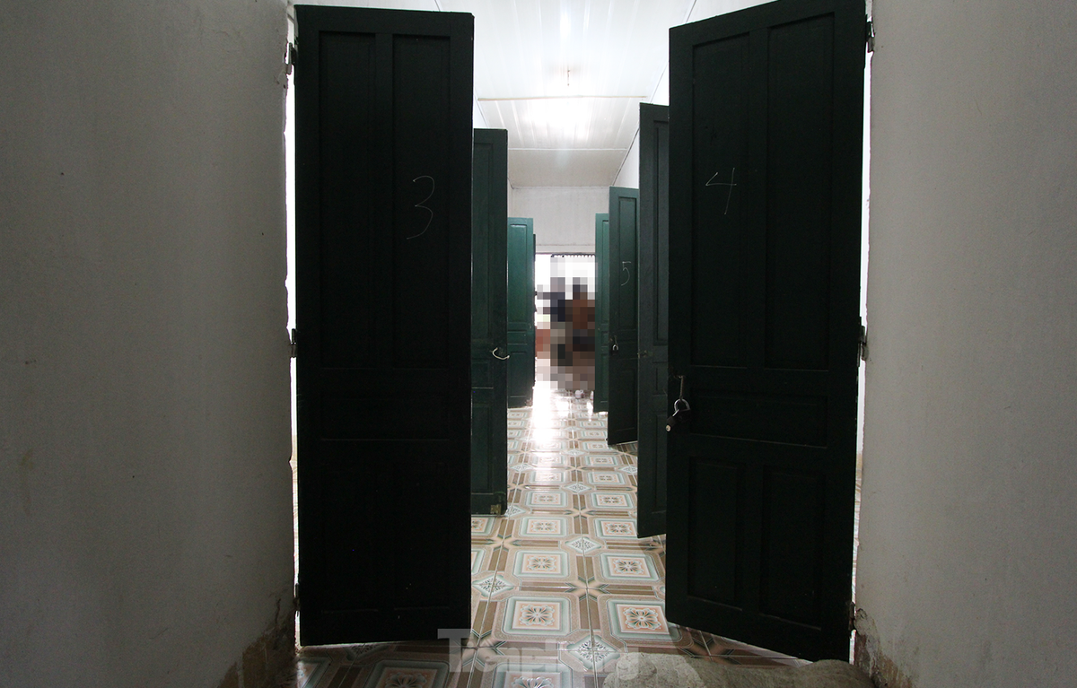 Trong đó, mỗi phòng sẽ được trang bị giường, chiếu, chăn, gối, quạt trần giống như phòng ngủ ở nhà của các cặp vợ chồng. Vào các dịp Lễ, Tết hay ngày Lễ tình nhân, số lượng phạm nhân đăng kí thăm gặp riêng tại Phòng hạnh phúc nhiều hơn bình thường.