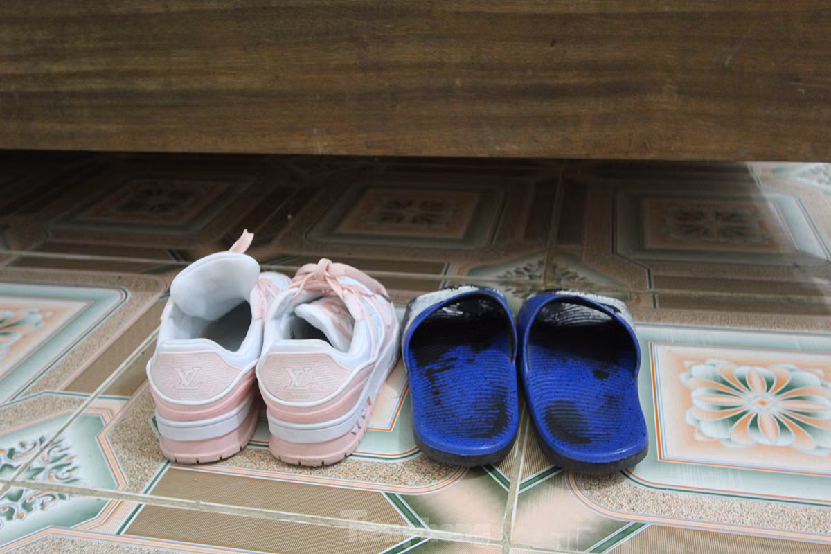 "Và tôi cũng hiểu rằng, những người phụ nữ có chồng vướng vòng lao lý như vợ tôi vô cùng thiếu thốn, thiệt thòi trăm bề, đủ thứ. Nên chỉ cần có cơ hội, tôi sẽ cố gắng lao động và cải tạo thật tốt, đạt thành tích từ khá trở lên để có cơ hội được gặp cô ấy, nhất là mỗi dịp Valentine. Để cô ấy biết rằng, tôi đang nỗ lực rèn luyện để có thể sớm trở về với cô ấy và các con, xây dựng cuộc sống mới có ích cho xã hội”, phạm nhân Hoàng Vũ Quyển bày tỏ. 