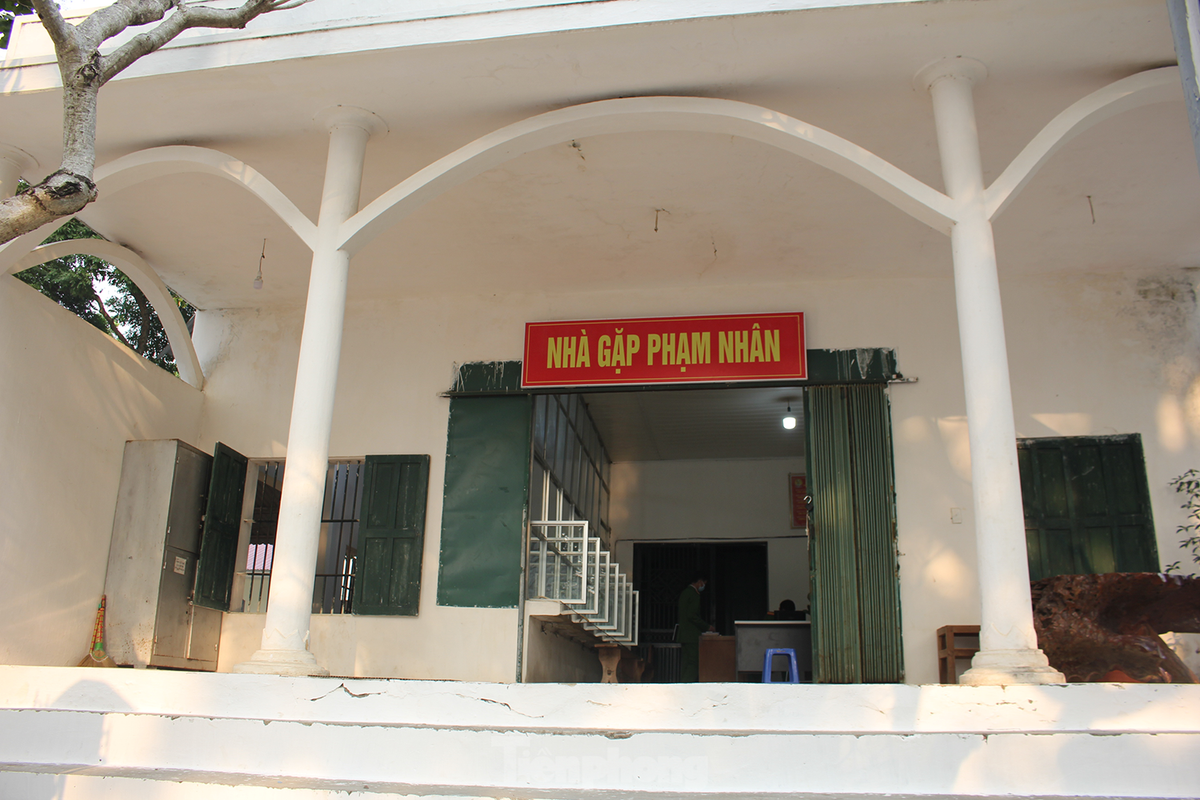 Trung tá Đinh Văn Chấn, Trưởng phân trại số 1, Trại giam Yên Hạ cho biết: Thấu hiểu tâm lý xa vợ con và gia đình của các phạm nhân, cũng như muốn động viên họ tích cực lao động, cải tạo nên Phân trại 1 từ lâu bố trí 6 Phòng hạnh phúc theo chế độ. Mỗi phòng diện tích hơn 10m2 dành cho các gia đình hay cặp vợ chồng phạm nhân đủ điều kiện theo quy định: Có giấy chứng nhận đăng ký kết hôn, phạm nhân có kết quả xếp loại lao động, cải tạo hai quý từ khá trở lên.