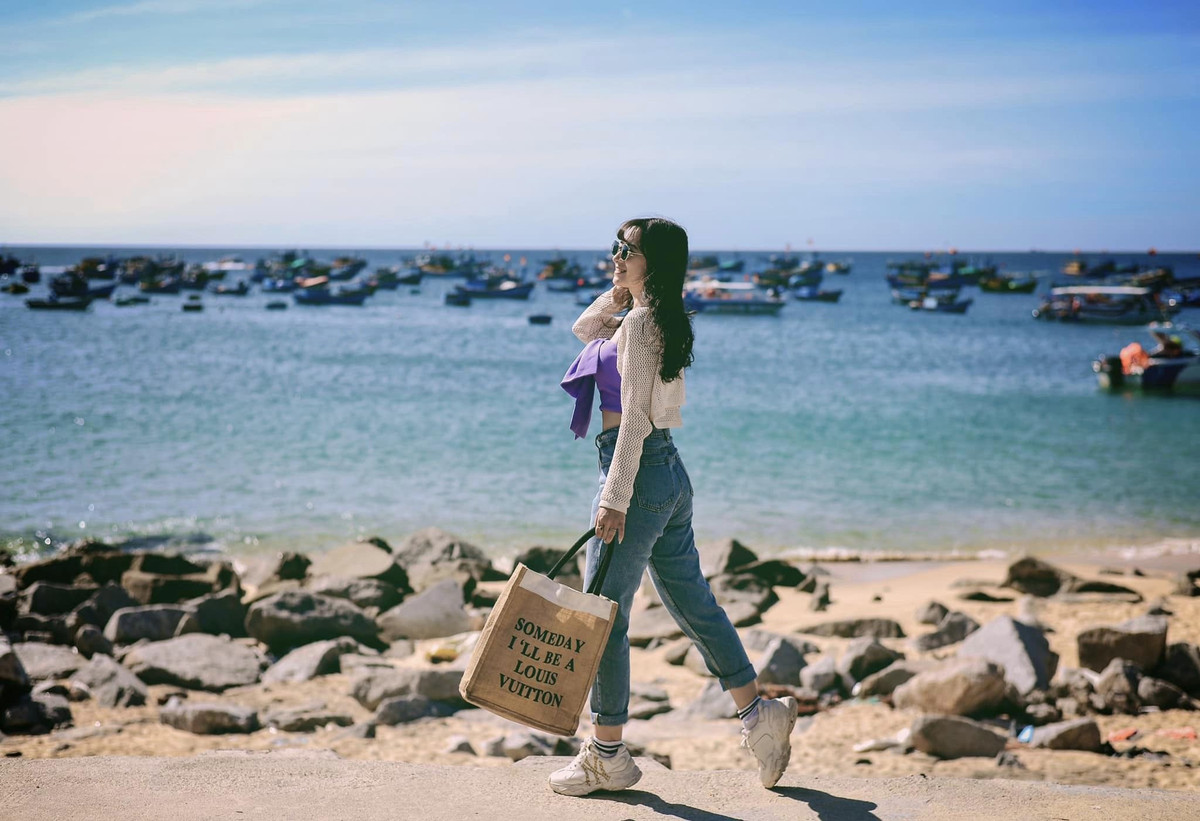 Nhơn Lý là một xã thuộc bán đảo Phương Mai, cách trung tâm thành phố Quy Nhơn (Bình Định) khoảng 20km. Ngoài những điểm check-in quen thuộc như Eo Gió, Kỳ Co, xã Nhơn Lý còn có một làng chài nhỏ hoang sơ đang được rất nhiều du khách yêu thích - làng chài Nhơn Lý