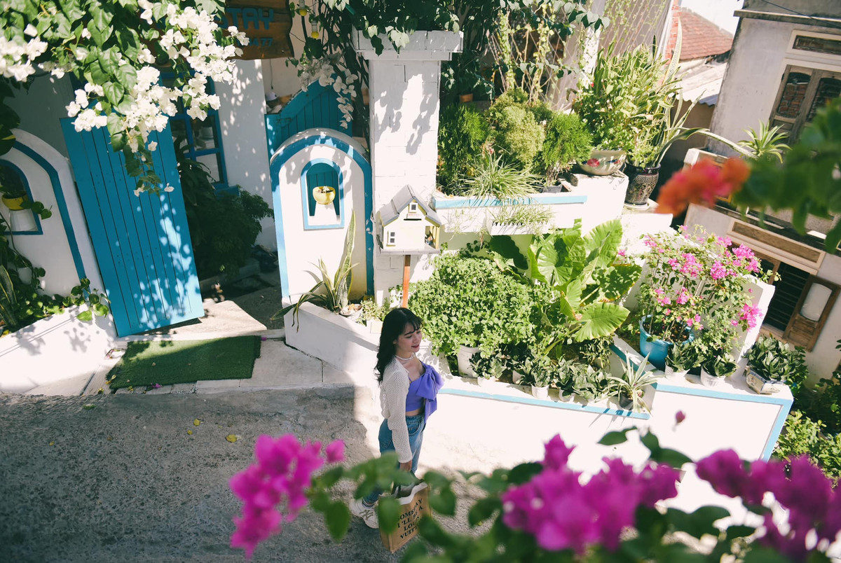 Theo Hải Chi, việc di chuyển tới làng chài rất thuận tiện. Đây vốn là nơi tập kết cano đưa du khách đến Kỳ Co bằng đường biển nên du khách có thể bớt chút thời gian ghé thăm Nhơn Lý. Làng chài có diện tích khoảng 1,4 ha, trong đó đa phần là đồi núi và cát trắng bao phủ. Bên trong ngôi làng là những ngôi nhà mang kiến trúc đặc trưng của vùng duyên hải với mái thấp, hàng rào đá, trước mỗi nhà đều có hàng tam cấp hoặc bậc thang. Những ngôi nhà xếp dần về hướng đồi núi, hướng mặt ra biển