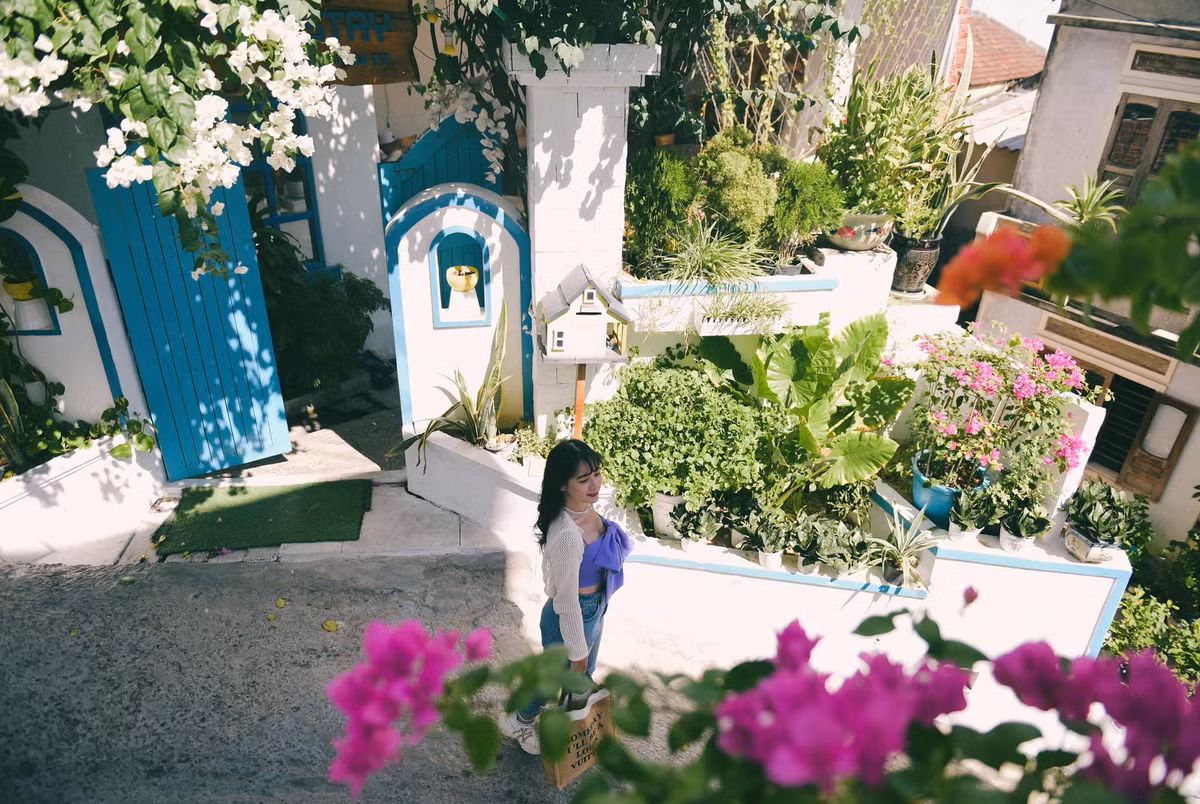 Theo Hải Chi, việc di chuyển tới làng chài rất thuận tiện. Đây vốn là nơi tập kết cano đưa du khách đến Kỳ Co bằng đường biển nên du khách có thể bớt chút thời gian ghé thăm Nhơn Lý. Làng chài có diện tích khoảng 1,4 ha, trong đó đa phần là đồi núi và cát trắng bao phủ. Bên trong ngôi làng là những ngôi nhà mang kiến trúc đặc trưng của vùng duyên hải với mái thấp, hàng rào đá, trước mỗi nhà đều có hàng tam cấp hoặc bậc thang. Những ngôi nhà xếp dần về hướng đồi núi, hướng mặt ra biển