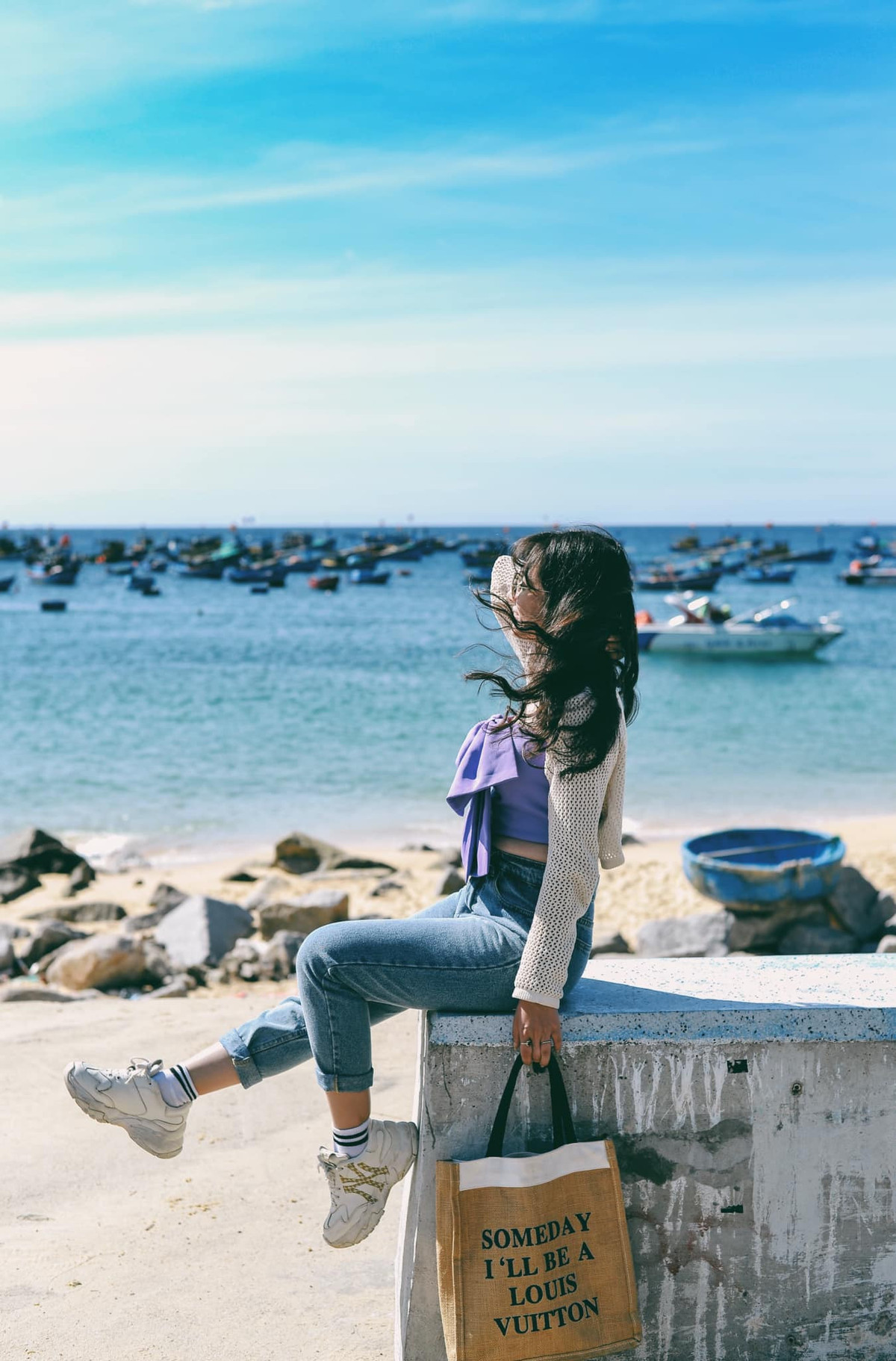 Ngôi làng này hiện chưa phát triển du lịch nên ít những hoạt động vui chơi, giải trí. Tuy nhiên, du khách có thể trải nghiệm đánh bắt hải sản cùng ngư dân, mua hải sản ở chợ ven biển lúc sớm bình minh, tắm biển, ngắm hoàng hôn. Ẩm thực ở làng chài Nhơn Lý rất đa dạng, từ những món Bắc như bún đậu mắm tôm đến đặc sản Bình Định như chả cá, bánh ít... và đặc biệt là hải sản tươi sống 