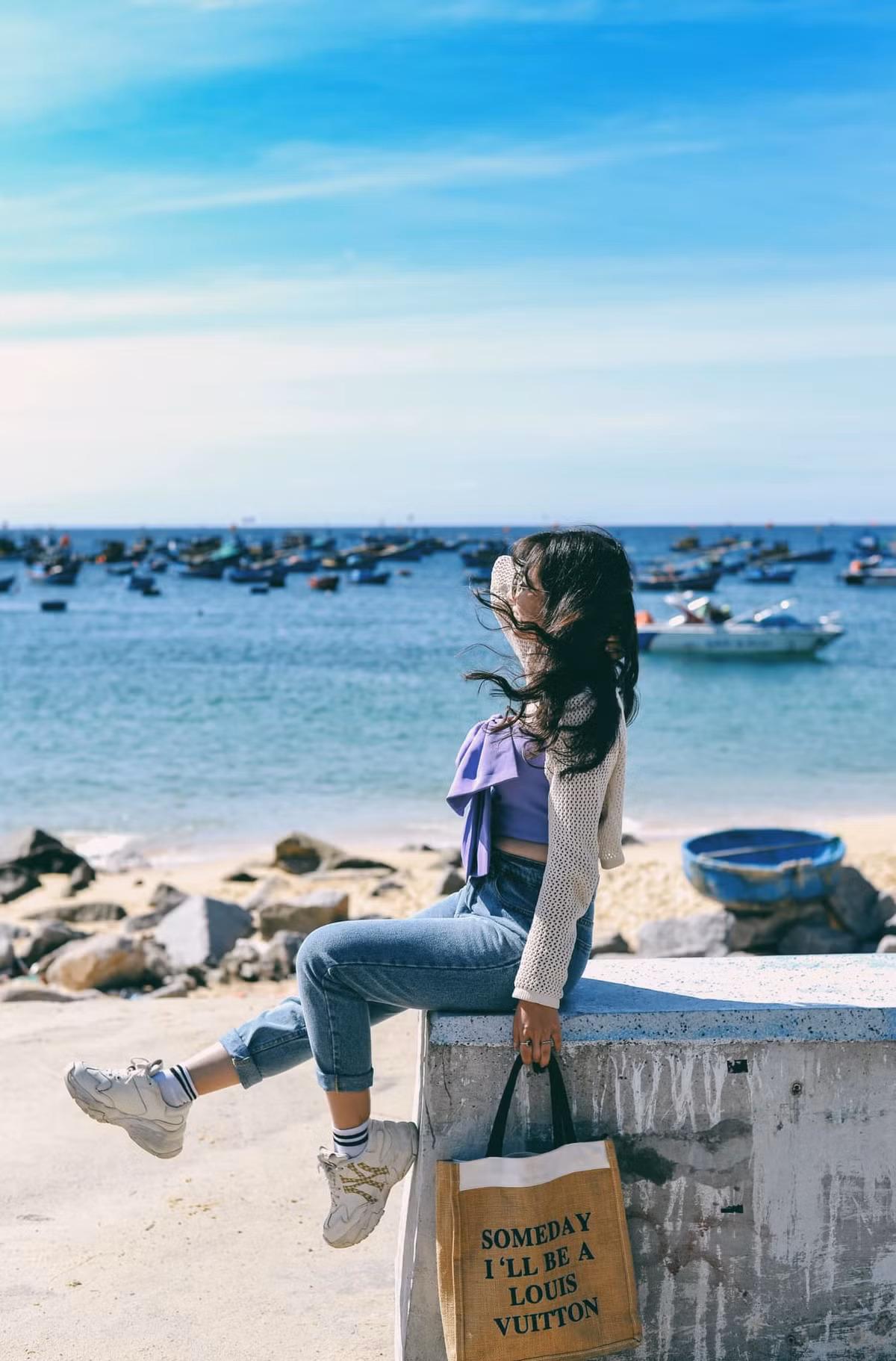 Ngôi làng này hiện chưa phát triển du lịch nên ít những hoạt động vui chơi, giải trí. Tuy nhiên, du khách có thể trải nghiệm đánh bắt hải sản cùng ngư dân, mua hải sản ở chợ ven biển lúc sớm bình minh, tắm biển, ngắm hoàng hôn. Ẩm thực ở làng chài Nhơn Lý rất đa dạng, từ những món Bắc như bún đậu mắm tôm đến đặc sản Bình Định như chả cá, bánh ít... và đặc biệt là hải sản tươi sống 