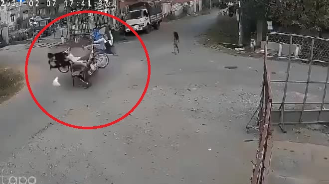 Phong nhanh qua nga tu, hai xe may tong nhau, 4 nguoi vang khoi xe