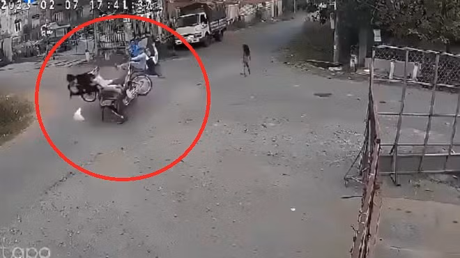 Phong nhanh qua nga tu, hai xe may tong nhau, 4 nguoi vang khoi xe