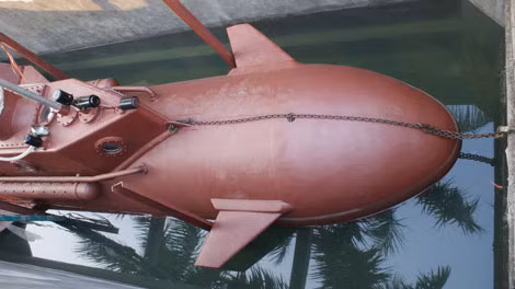 Tàu ngầm Trường Sa 1 thử nghiệm trong bể nước tại công ty ông Hòa.