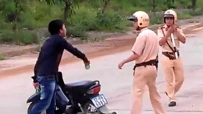 Chống người thi hành công vụ sẽ bị xử phạt nặng. Chống người thi hành công vụ sẽ bị xử phạt nặng.