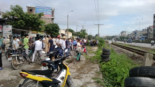 Người dân cho rằng, do thiếu thiết bị cảnh báo khiến người đi đường chủ quan dẫn đến vụ tai nạn thương tâm trên