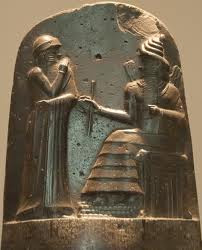 6. Bộ luật của người Hammurabi: Bộ luật là văn bản luật cổ nhất còn được bảo tồn. Bộ luật này ra đời vào khoảng thập niên 1760 TCN ở Babylon cổ đại và còn nhiều điểm hạn chế. Bất cứ ai cũng có thể kiện người khác nhưng phải chắc chắn rằng lời cáo buộc ấy có đủ bằng chứng, nếu không kẻ kiện tụng sẽ bị kết án tử hình.
