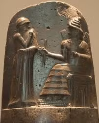 6. Bộ luật của người Hammurabi: Bộ luật là văn bản luật cổ nhất còn được bảo tồn. Bộ luật này ra đời vào khoảng thập niên 1760 TCN ở Babylon cổ đại và còn nhiều điểm hạn chế. Bất cứ ai cũng có thể kiện người khác nhưng phải chắc chắn rằng lời cáo buộc ấy có đủ bằng chứng, nếu không kẻ kiện tụng sẽ bị kết án tử hình.