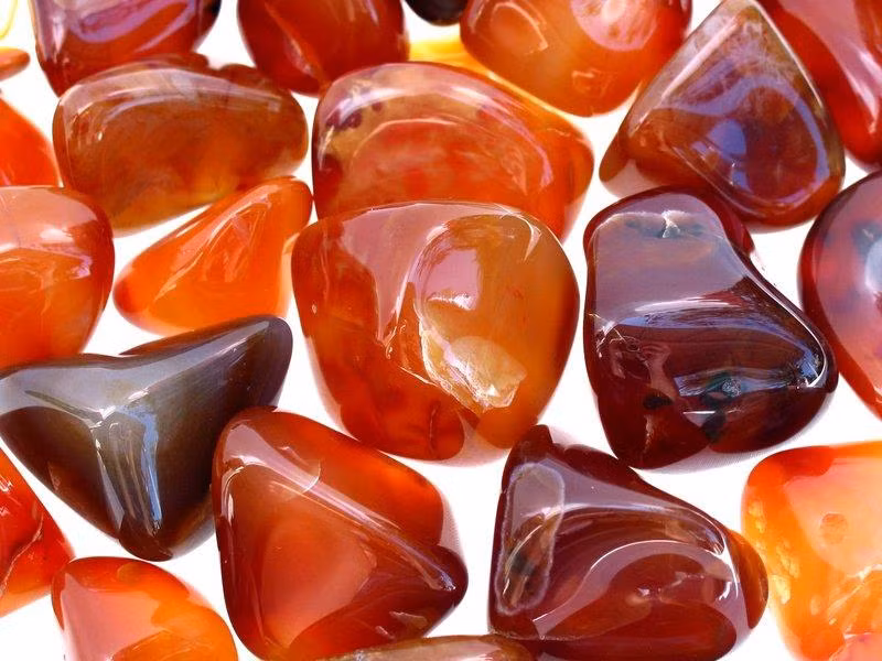 Carnelian: Màu cam đỏ ấm áp của Carnelian cộng hưởng với tính hoạt bát trời phú của Sư Tử sẽ tạo nên nguồn năng lượng dồi dào. Loại đá này giúp bạn dễ dàng bộc lộ cảm xúc, tự quyết hơn, dũng cảm hơn và là đồng minh tốt nhất thúc đẩy tài năng của bạn. Carnelian được xem là loại đá giúp bạn tránh khỏi những thị phi, những đố kỵ tầm phào và sự tức giận. Các loại đá khác dành cho Sư Tử gồm: Sardonyx, Mã não dạng dải (onyx), Topa vàng.