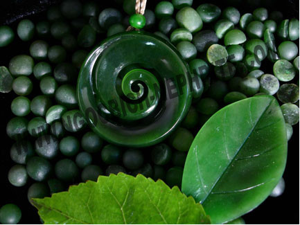 Ngọc bích: Loại đá này rất được tôn sùng trong văn hóa của người châu Á. Ngọc bích giúp bạn loại bỏ lo lắng, sợ hãi khi căng thẳng, đồng thời mang đến cảm giác yên bình, thoải mái và tự tin. Loại đá này còn giúp Song Ngư vững vàng hơn khi giải quyết những tình huống khó khăn trong cuộc sống. Các loại đá khác phù hợp với bạn gồm: Sapphire, Pha lê đá, Thạch huyết.