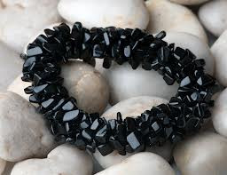 Đá mã não dạng dải màu đen: Ma Kết có thể tăng cường sức mạnh tinh thần, khả năng kiên trì, bền bỉ và nhún nhường nhờ vào loại đá này. Đá mã não dạng dải màu đen hấp thụ những điều tiêu cực trong môi trường sống của bạn, giúp bạn tập trung hơn vào công việc của mình. Các loại đá khác cho Ma Kết gồm: Ngọc hồng lựu, Mã não.