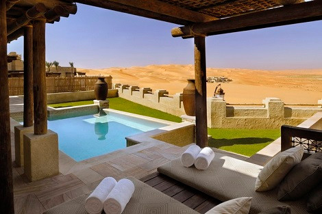 Qasr al Sarab, UAE. Nằm trên những bãi cát dịch chuyển, Qasr Al Sarab xuất hiện là một sự độc đáo ở sa mạc bên cạnh các khu phố rộng lớn của các tiểu vương quốc Ả Rập. Các phòng kết cấu theo kiến trúc Ả Rập với điêu khắc Hồi giáo và trang trí các loại vải xa xỉ bên trong.