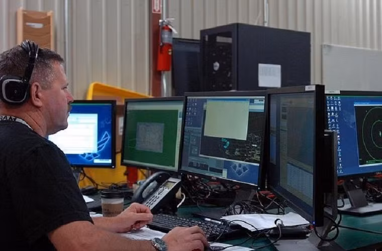 Một mẹo rất phù hợp với những cái đầu “đa nhiệm”, đó là chia đôi, thậm chí là chia 3 màn hình. Nếu như trước đây phải đầu tư giác cắm và màn hình phụ thì bây giờ, người dùng đã có thể tận dụng chức năng Aero Snap ngay trên Windows hoặc sử dụng tổ hợp phím nóng Ctrl + Alt + S trong Office. Thực tế cho thấy mẹo này giúp nâng cao hiệu suất từ 9 – 50% tùy tính chất công việc.