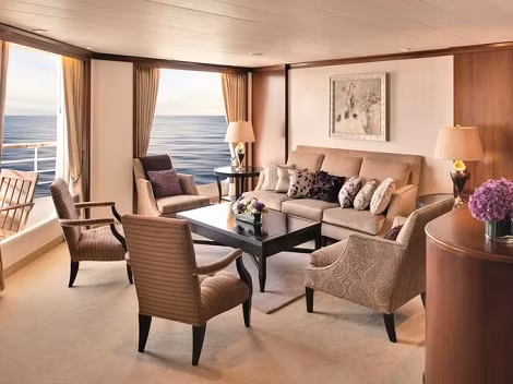  Phòng Penthouse trên Crystal Serenity. Các phòng trên tàu sang trọng này có không gian 1345 mét vuông bao gồm một khu vực ăn uống tuyệt đẹp - nơi bạn có thể thưởng thức ẩm thực Nhật Bản và phòng xem truyền hình riêng.