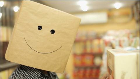 He Always Smile, vlogger bí ẩn luôn xuất hiện với chiếc đầu đội hộp, là tác giả của khá nhiều clip được nhiều bạn trẻ mến mộ.