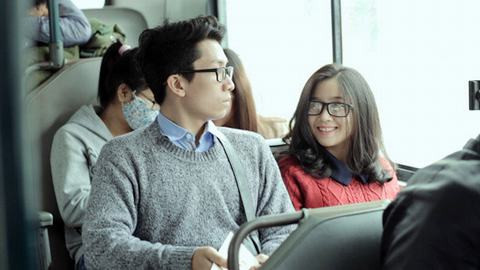 Anh chàng không tin vào tình yêu đích thực bất ngờ gặp được một cô gái khiến anh ta rung động ở trên xe buýt.