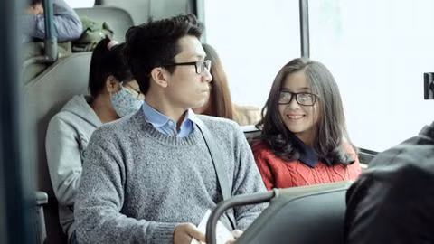 Anh chàng không tin vào tình yêu đích thực bất ngờ gặp được một cô gái khiến anh ta rung động ở trên xe buýt.