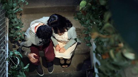 Những buổi tối lãng mạn kết thúc bằng một nụ hôn đầy ngượng ngùng.