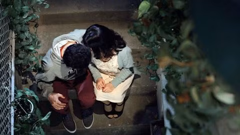 Những buổi tối lãng mạn kết thúc bằng một nụ hôn đầy ngượng ngùng.