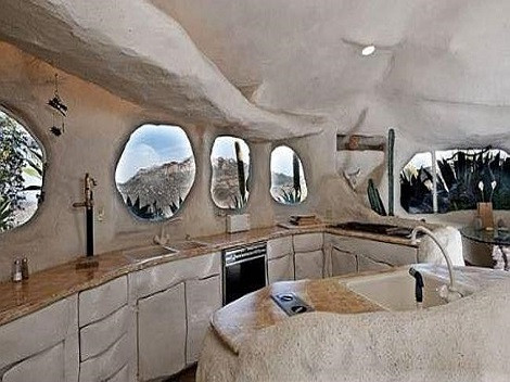 Tất cả các phần của ngôi nhà đều phù hợp với chủ đề đồ đá, từ nhà bếp đến bàn ăn và giường ngủ, nhưng mang kiến trúc hiện đại.