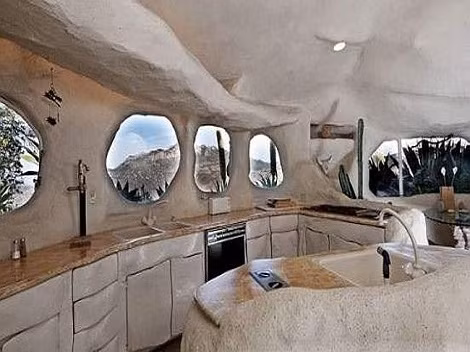 Tất cả các phần của ngôi nhà đều phù hợp với chủ đề đồ đá, từ nhà bếp đến bàn ăn và giường ngủ, nhưng mang kiến trúc hiện đại.