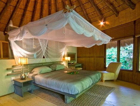  Thonga Beach Lodge, iSimangaliso, Nam Phi. Khách sạn này là khách sạn rộng lớn nhất Châu Phi, xây dựng trên 328 nghìn ha đất ngập nước iSimangaliso , được UNESCO bình chọn là một di sản cần bảo tồn của thế giới.