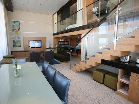  Ralph Lauren. Tàu cao cấp trên biển Châu Đại Dương này cho ta cảm nhận về thời trang khai quật Park Avenue với hệ thống phim 3-D trong các phòng giải trí riêng, phòng tập thể dục tư nhân và khu vực ăn uống trong và ngoài trời.