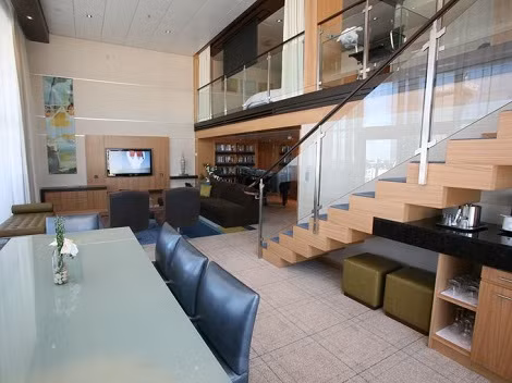  Ralph Lauren. Tàu cao cấp trên biển Châu Đại Dương này cho ta cảm nhận về thời trang khai quật Park Avenue với hệ thống phim 3-D trong các phòng giải trí riêng, phòng tập thể dục tư nhân và khu vực ăn uống trong và ngoài trời.