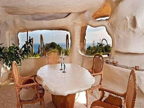 Nhà có hai phòng tắm, một hầm rượu vang và có thể ngắm nhìn ra biển Thái Bình Dương, quần đảo Channel với núi Boney nổi tiếng.