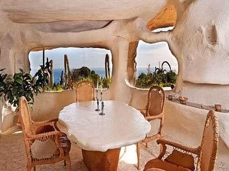 Nhà có hai phòng tắm, một hầm rượu vang và có thể ngắm nhìn ra biển Thái Bình Dương, quần đảo Channel với núi Boney nổi tiếng.