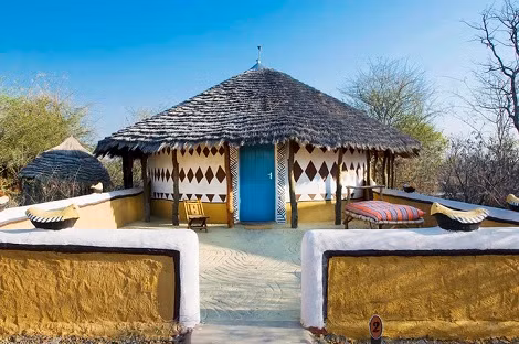  Baobab, Botswana. Hành tinh Baobab, Botswana là các túp lều mùa đông với các bức tường được trang trí theo phong cách truyền thống Botswana và màu sắc là các sắc tố tự nhiên được làm từ những tổ mối trong rừng.